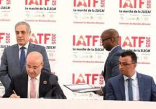 الوزير الأول يشرف على مراسم توقيع إتفاقية إحتضان الجزائر للمعرض الإفريقي للتجارة البينية