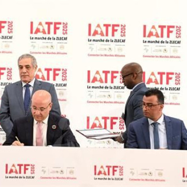 الوزير الأول يشرف على مراسم توقيع إتفاقية إحتضان الجزائر للمعرض الإفريقي للتجارة البينية